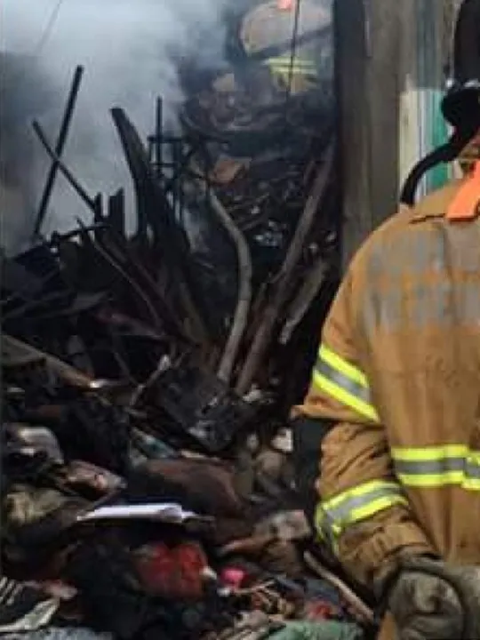 Bombeiros enfrentaram dificuldades para controlar as chamas
