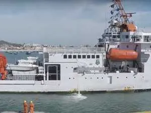Uma grande estrutura, incluindo navios militares, foi montada para tentar encontrar o piloto