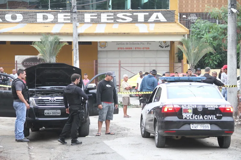 Policiais da Divisão de Homicídios periciaram local do crime em busca de pistas do assassino