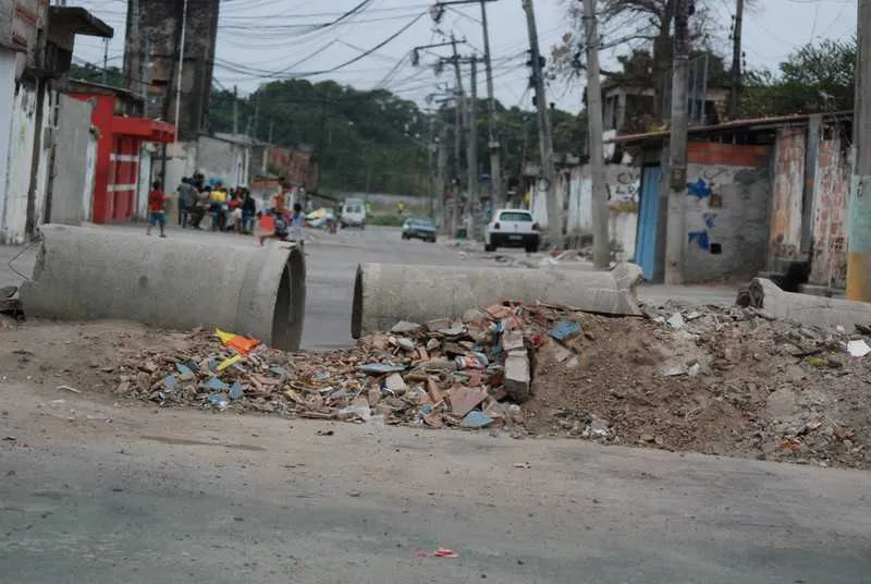 No Jardim Catarina, entulhos e outros detritos bloqueiam diversas ruas, impedindo a passagem de carros e até de pedestres