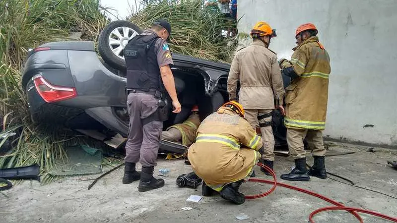  Casal que estava no veículo foi resgatado pelos bombeiros