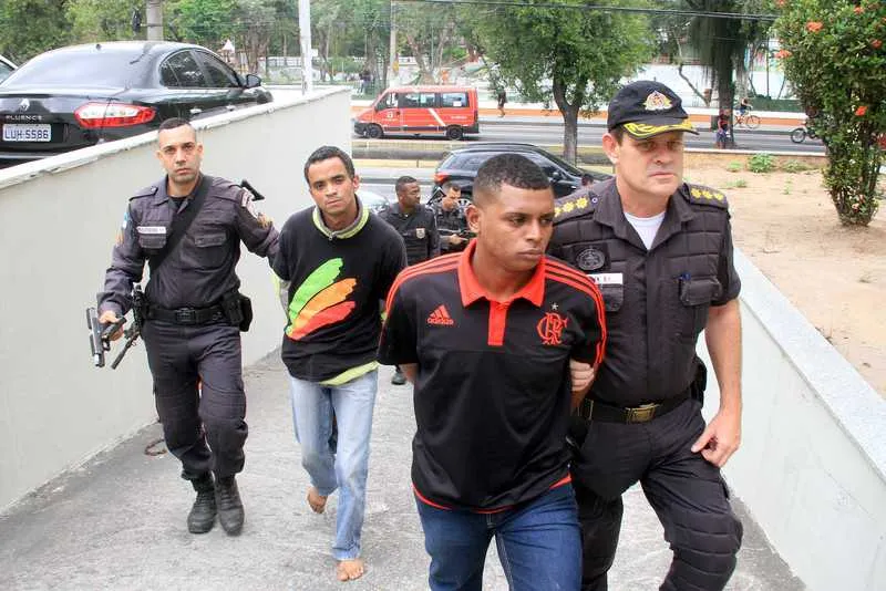 Cabecinha e seu segurança, conhecido como Padeiro, foram flagrados com armas, motocicletas roubadas e drogas, no Complexo do Bumba, em Niterói