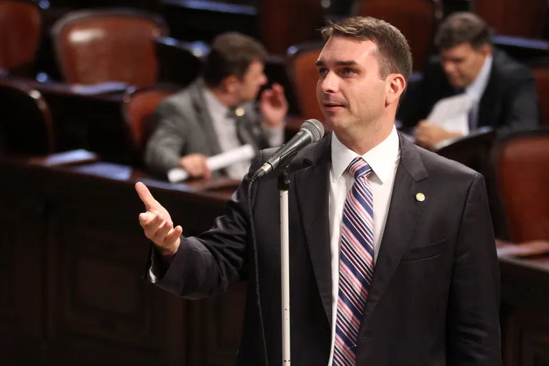 Flávio Bolsonaro diz que objetivo é dar direito de defesa
