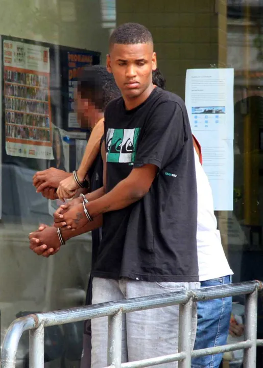 Jhonathan Carvalho, de 20 anos, foi preso com uma pistola