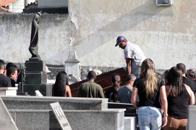 
Testemunhas confirmaram que Roberto tentou desesperadamente se livrar de bandidos que o obrigaram a dar carona, em Neves