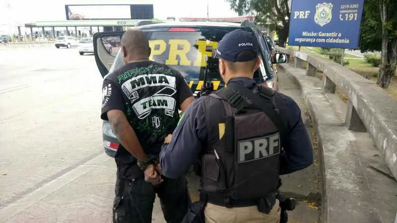 Desconfiados de atitute suspeita, agentes descobriram mandado de prisão