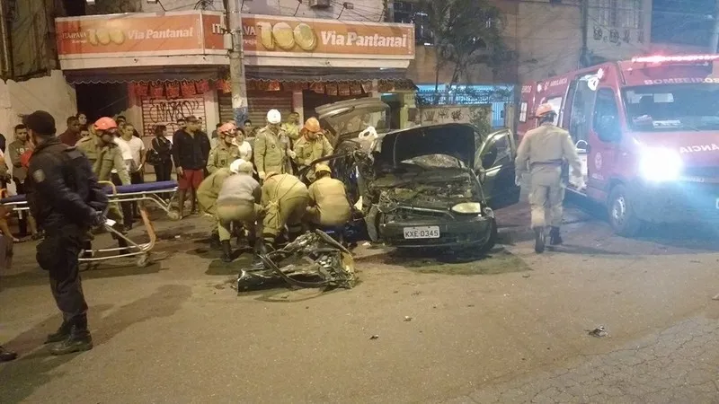 Bombeiros tiveram trabalho para retirar vítimas das ferragens