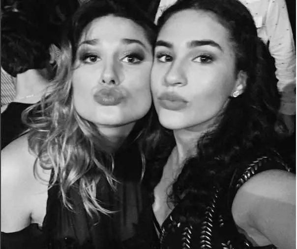 
Muito amigas...

Lívian Aragão, filha do Trapalhão Didi, e Sasha, filha de Xuxa, fizeram a alegria dos fãs na última semana. Amigas de infância, as duas aparecem fazendo biquinho para uma selfie, postada por Lívian em homenagem a Sasha, que completou 18 anos e em breve vai fazer faculdade de moda nos Estados Unidos.