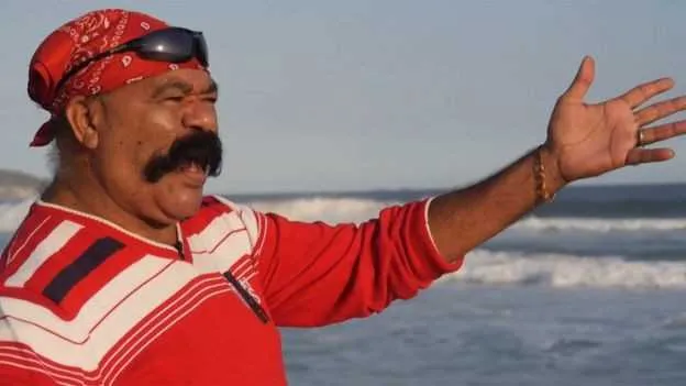 Para enfrentar a concorrência, 'Bigode' canta para os clientes