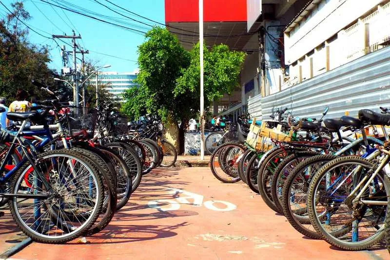 As estações das barcas têm bicicletários em Niterói e no centro do Rio. com um total de 228 vagas