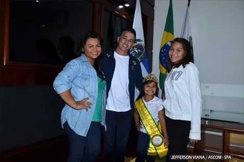 Milena pede apoio do público, que pode votar pela internet