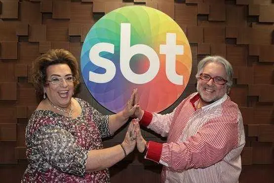 Foi um sucesso a estreia do programa ‘Fofocando’, no SBT, apresentado por Mamma Bruschetta (personagem interpretado pelo ator Luiz Henrique) e Leão Lobo. A atração que foi ao ar, ontem, dia 1º, teve boa receptividade do público que aprovou a química dos dois parceiros, que são amigos há mais de 36 anos. A atração vai concorrer com o “Vídeo Show” e o quadro “A Hora da Venenosa”, do “Balanço Geral”, que disputam a liderança de audiência à tarde.