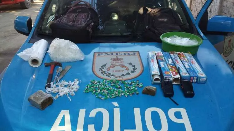 As drogas e o material de endolação foram apreendidos