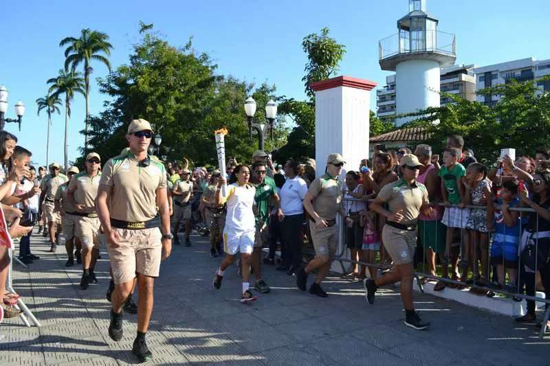  Passagem do símbolo olímpico, que cruzou sete cidades na Região dos Lagos, resultou em protestos