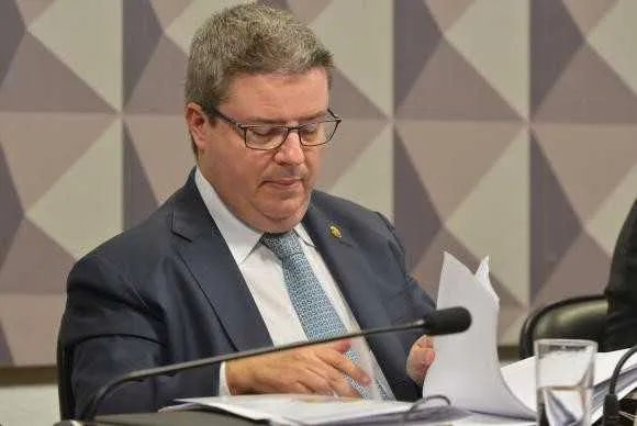 O senador Antônio Anastasia (PSDB-MG) apresenta relatório