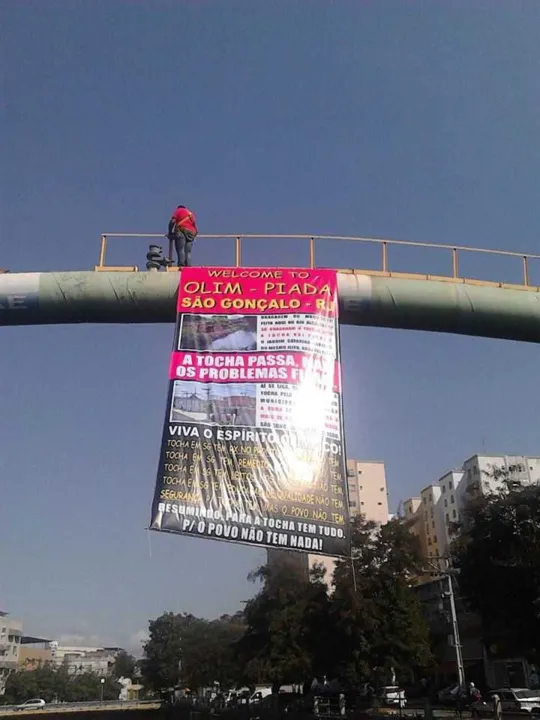 Imagem ilustrativa da imagem Moradores fazem protesto contra a passagem da tocha