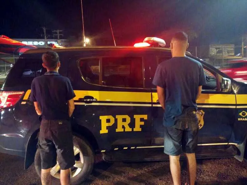 Segundo agentes da PRF, Fabrício e Leonardo pretendiam revender a droga numa comunidade de Itaboraí
