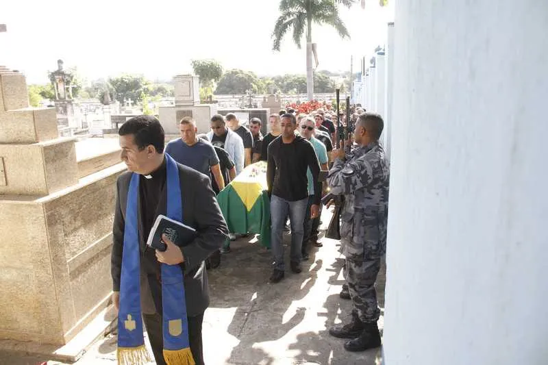 Mira foi morto com um tiro de fuzil durante confronto com traficantes do Complexo do Bumba, em Niterói. Corpo do policial foi enterrado no Cemitério de Itaboraí