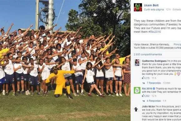 O jamaicano Usain Bolt posa com os jovens atletas que treinam no CEFAN