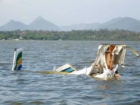 O bimotor, com duas pessoas a bordo, caiu na lagoa Marine, no tarde do dia 21 de outubro de 2013