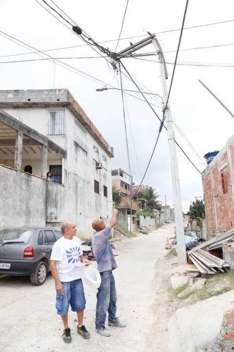 Na Trindade, a base está com a ferragem exposta, e no Almerinda, poste está seguro por madeiras