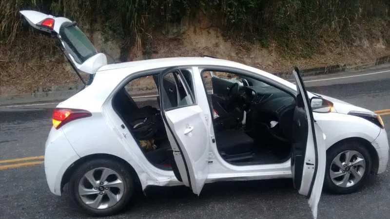 Baleado no confronto, menor morreu no banco de trás do carro