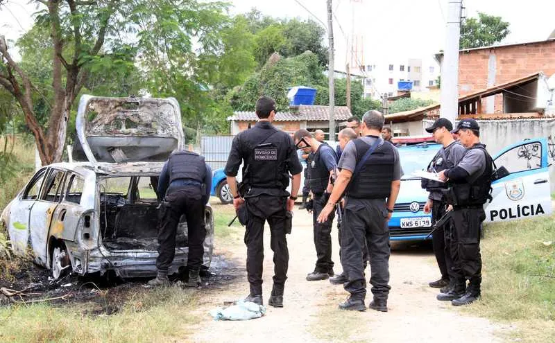 Segundo testemunhas, Charles foi retirado de sua oficina e executado no meio da rua. Corpo foi encontrado carbonizado no Jóquei