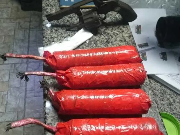 A dinamite apreendida, segundo os policiais, seria suficiente para explodir uma residência