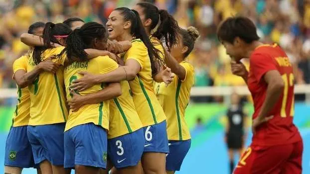 As meninas do Brasil comemoraram o 1º gol contra a China