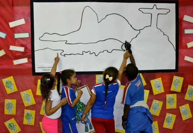 A atividade envolveu pais e alunos sob supervisão dos professores