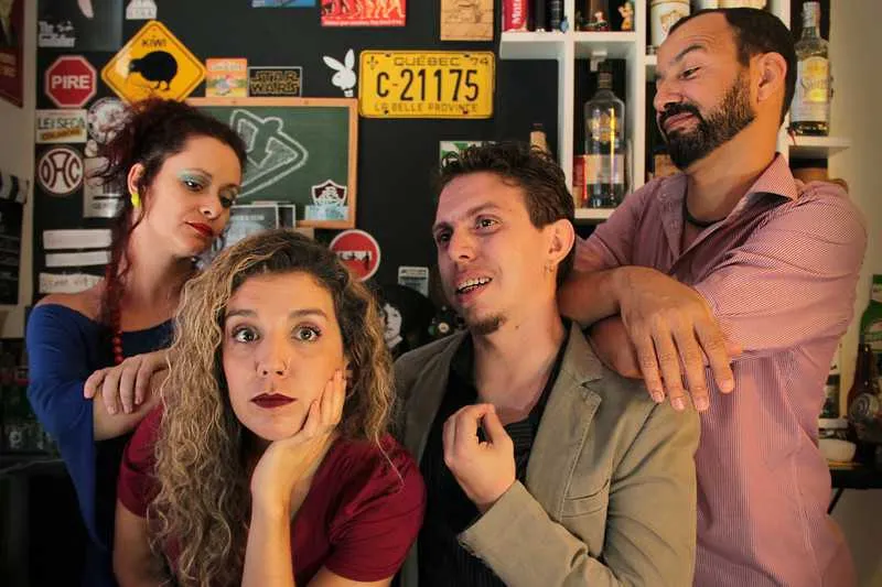 Texto mostra, em cena, os encontros e desencontros da vida amorosa de dois casais