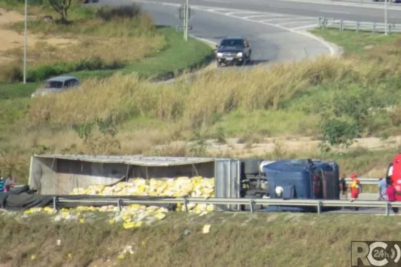Em acidente ocorrido em São Pedro da Aldeia, uma carreta carregada com arroz tombou na BR-101