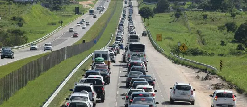 Por causa do feriado, mais de 100 mil veículos deverão passar pela Via Lagos até segunda-feira