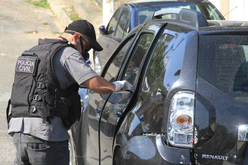 Agentes da Divisão de Homicídios estiveram no local do crime e periciaram o veículo utilizado pela dupla de assaltantes