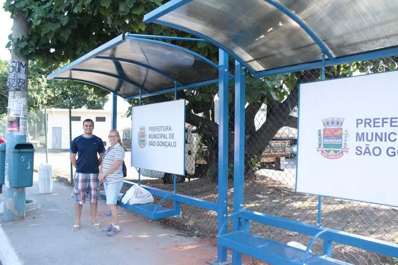  Prefeitura instalou coberturas em ponto de ônibus na Praça da Lira, em Neves, após ‘desembucha’