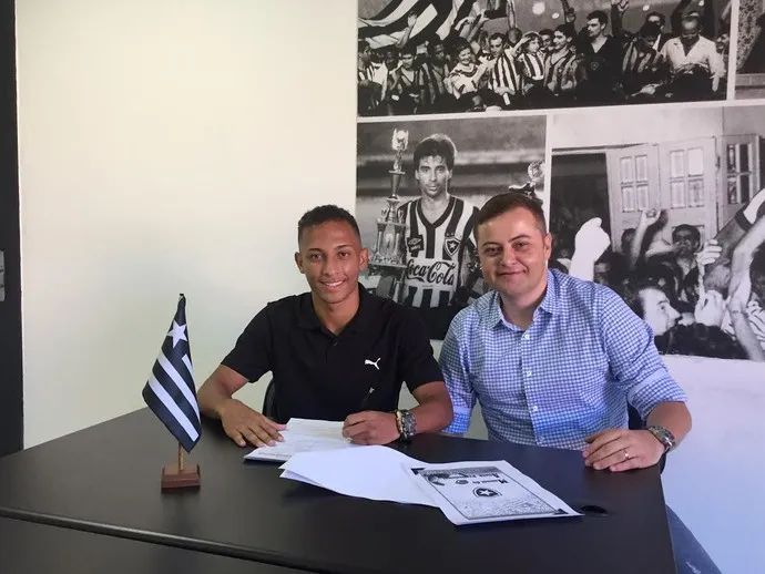 Além do vínculo estendido com o Botafogo, Lucas Campos, de 18 anos, teve aumento de salário