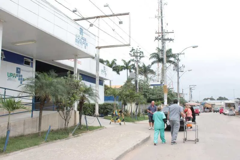 As crianças esperaram até quatro horas por um atendimento na UPA situada em Manilha