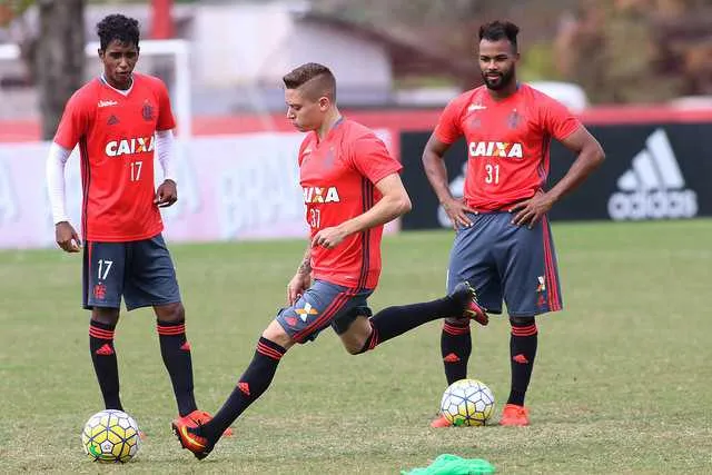 Adryan tem contrato até 2018 com o Rubro-Negro e passou a ser considerado uma joia do clube