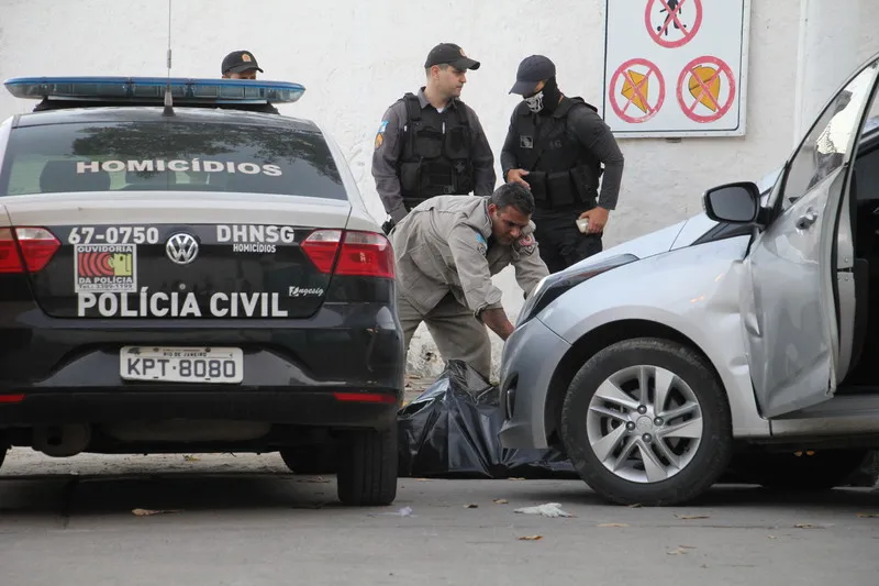 Leonam foi atingido por dois tiros e morreu dentro do carro