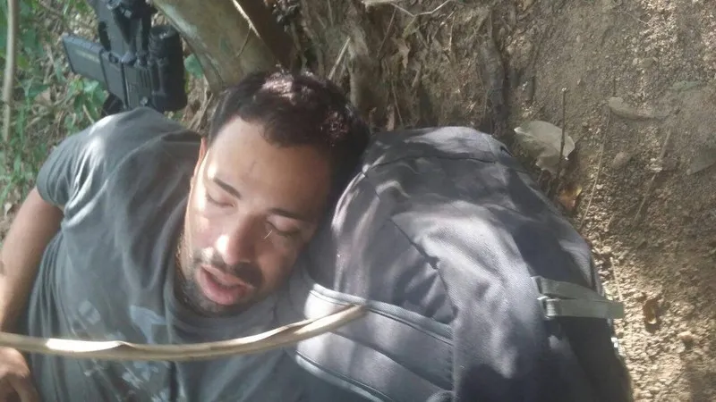 Nando foi fotografado dormindo num matagal no Complexo do Salgueiro, onde buscou refúgio