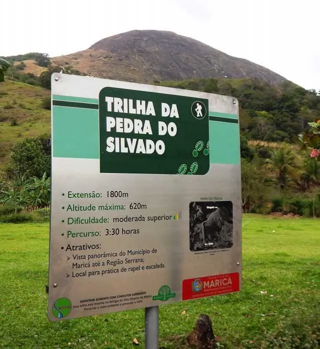 A sinalização inclui ainda placas indicativas de direção, com nome da trilha e também de setas