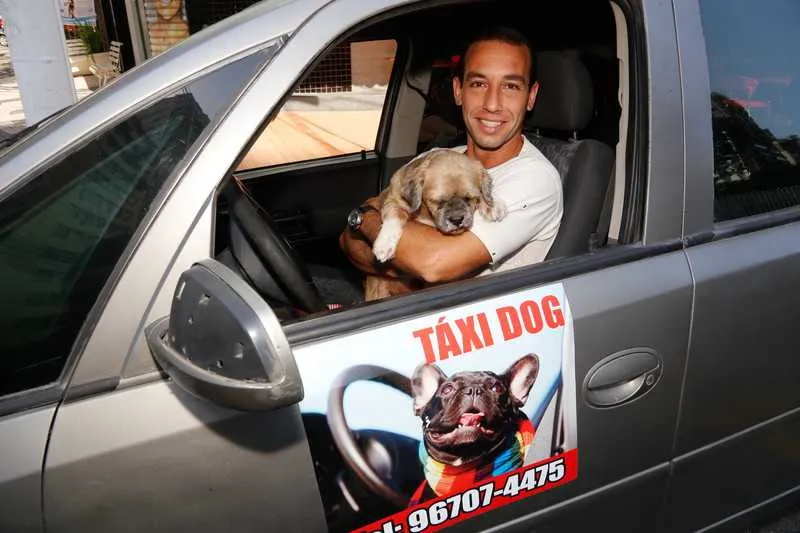Alex faz ‘ponto’ do Táxi Dog na Rua Ari Parreira, em Icaraí