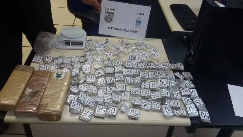 Presos tinham 3,5 kg de maconha prensada, 90 buchas de maconha e 46 pinos de cocaína