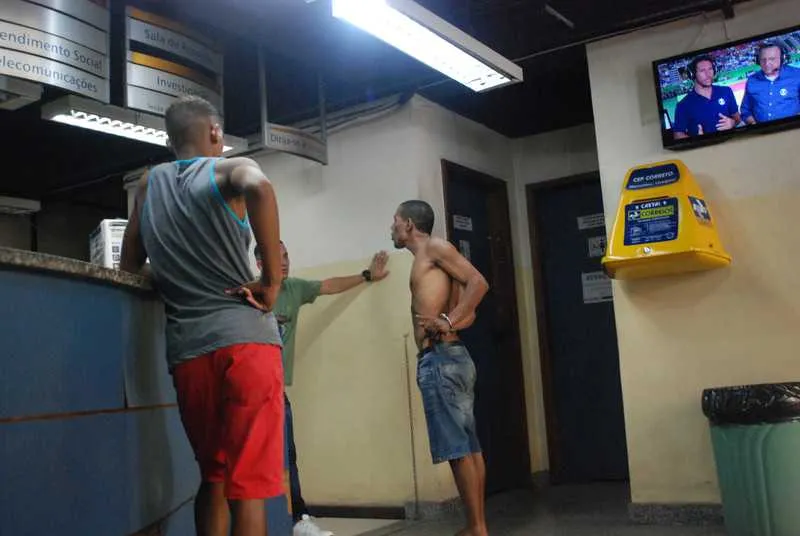 O acusado foi levado pelos policiais para a delegacia do Alcântara