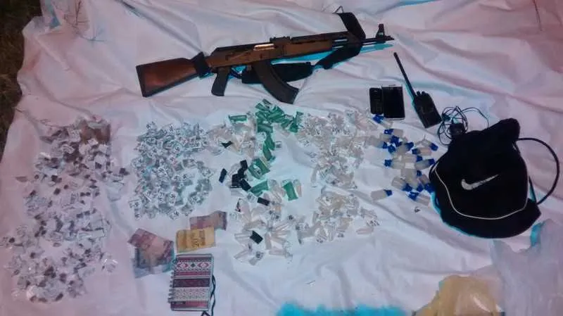 Um fuzil de modelo AK-47 e drogas foram apreendidas