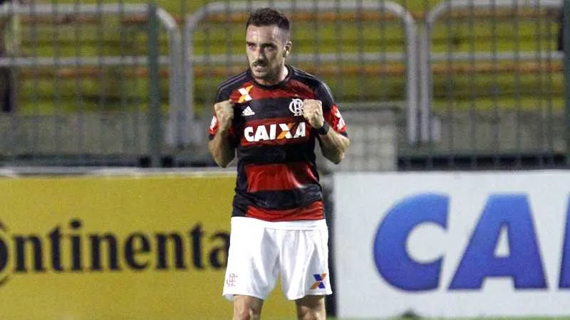 O meia Mancuello comemora após marcar o gol da vitória