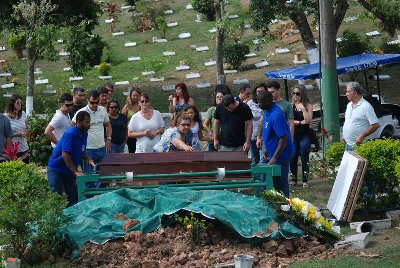 Em momento de emoção, parentes e amigos de Cézar Mattos prestam homenagens, com aplausos, antes de o caixão descer à sepultura do Cemitério Parque da Paz