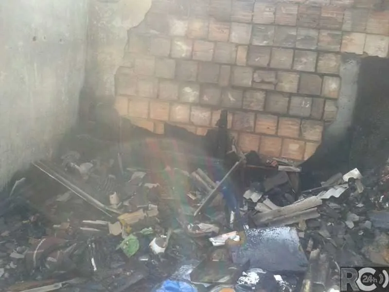 Após executarem as vítimas, os criminosos incendiaram a casa para tentar apagar provas