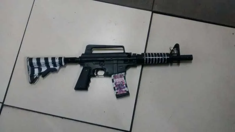 Os criminosos estavam com uma réplica de fuzil M-16