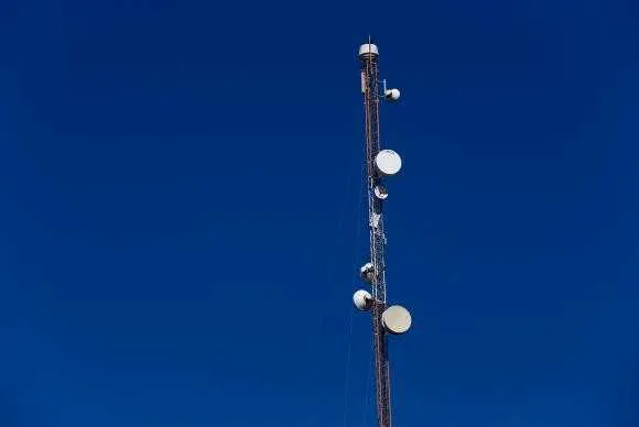 Não há estudos que comprovem a relação da radiação emitida pelas antenas com o surgimento de doenças